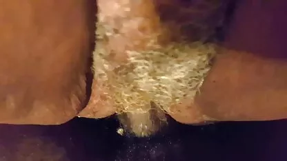 La tetona ha perdido las llaves del coche y se está buscando en el apartamento y accidentalmente encuentra en su marido cosas diferentes fotos de sus putas y un disco en el que él está dominado por sus esclavos, lo que la convierte en lo que ella se xexo ardiente inserta sus dedos en su coño y se acaricia a sí misma