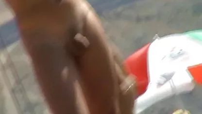 El videos pornos calientes macho duro folla a una joven rubia, ella gime, grita de placer