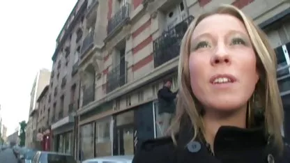 Después de enviar a casa a los huéspedes, los recién casados viejitos calientes xxx se encerraron en la habitación de un hotel y había romántica de que el sexo