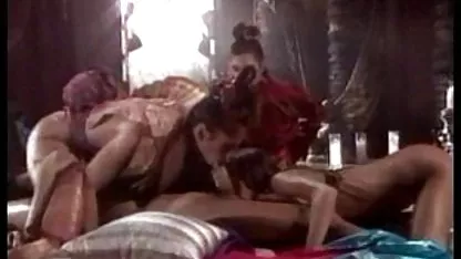 Madura perra está sentado estúpidamente y acariciando la polla chicas calientes para sexo a su jefe