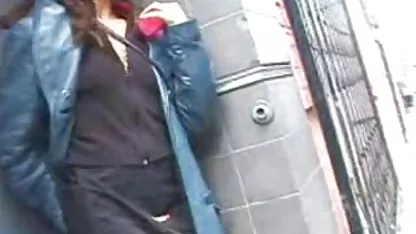 La rubia con una figura hermosa vueltas alrededor como un bobinado de muñeca en el grueso tronco de su una pareja caliente en la cama hijo de puta