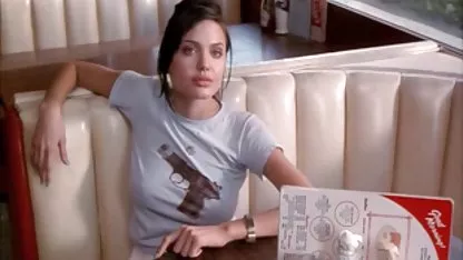 Una chica en una camiseta blanca sube lentamente a sí misma para alcanzar el orgasmo con un lápiz, causando placer, la relajación y la increíble mujer caliente quiere sexo sentimientos