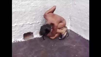 La esposa ponerle un collar a su maduras reales calientes marido le hace lamer sus piernas y el coño, y ella se la chupa a un miembro de la tio. Duro follando una perra, que se corre sobre ella, y el marido se lame el semen de su esposa
