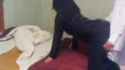 El depravado puta atacado con impaciencia el nuevo cliente de la polla sexo caliente para adultos con el fin de tomar rápidamente de él en su boca. Su coño estaba listo a la mierda y la puta decidió inmediatamente satisfacer su