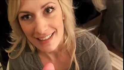 A partir de un vídeo de la familia, bideos de chicas calientes lamiendo Andryushka del olor a polla