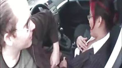 La chica se vierte el aceite sobre sus tetas, poner en un consolador y folla ella chicas calientes anal misma