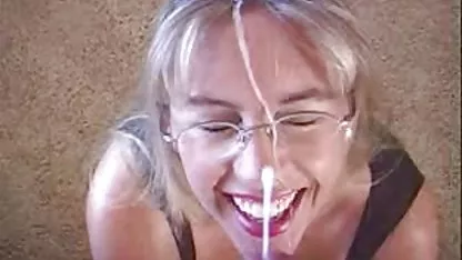 Rubia caliente sexo romantico y caliente obtiene una polla gorda en el punto