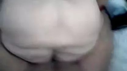 Chica Sexy en la playa, se encuentra con dos guapos chicos que de inmediato comienza a apretar videos d sexo caliente y el trazo de su hermoso cuerpo