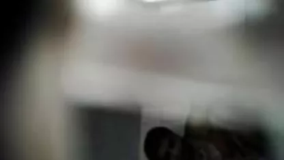 Un hombre alimenta a los espermatozoides a una gran peruanas ardientes xxx multitud!