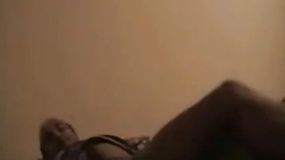 Hermosa y sexy chica se masturba anal muy caliente en la cama