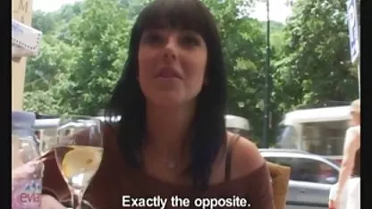 Chica caliente relaja en una mesa videos pornos caseros calientes en un café local y se espera para las aventuras en su encantador culo