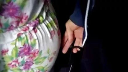 Melanie pule la borgoña cabeza con esponjas maduras calientes con jovenes