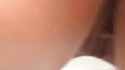 Bonita nena le encanta mexicanas calientes sex acariciar su coño mojado