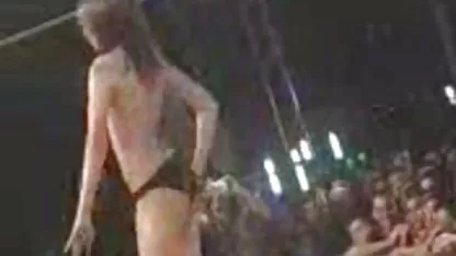 Bastante estudiante pegado a sus mujeres calientes en hd dedos debajo de sus bragas