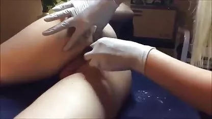 Se masturba con un falo de goma hasta sexo cachondo y caliente el agotamiento