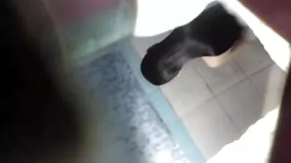 Morena le encanta trabajar xexo muy caliente con lápices y tomar una polla en su boca