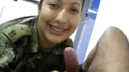 Puta con el coño mujer caliente quiere sexo peludo follada durmiendo