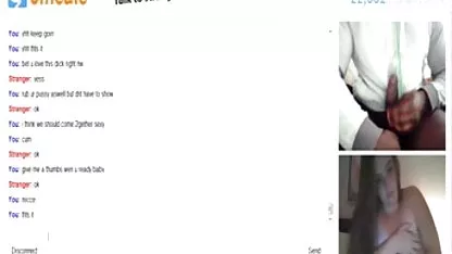 La morena se ver videos calientes juega con un miembro como con un juguete