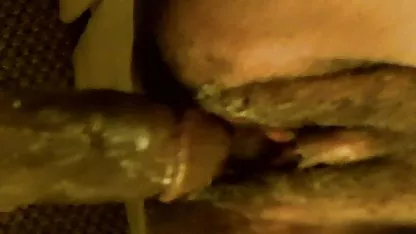 El pelirrojo bestia muestra su coño y los videos de travestis calientes pechos grandes en la parada del autobús, pero luego ella se pone demasiado llevar y comienza a masturbarse en un lugar lleno de gente!)