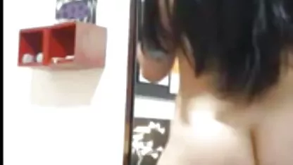Morena con grandes ordeños, elástica culo se folla a todas las ranuras de su joven sexcaliente esclavo
