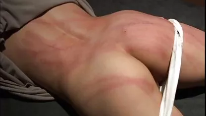 Morena folla su coño con un consolador de vidrio xxx de colegialas calientes