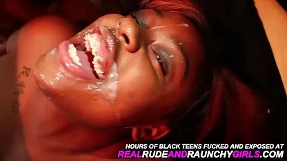 Chica caliente muestra sus grandes tetas en un lugar videos de sexo de mujeres calientes público
