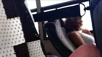 Sexy morena le da videos ardientes pornos una mamada a su amigo