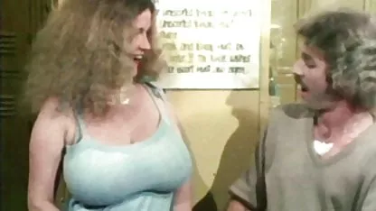 El marido llegó a casa del trabajo y encontró a su esposa follando con chicas calientes en vivo su entrenador