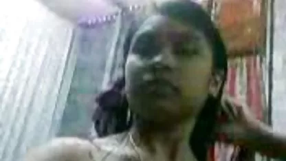 El mecánico ver videos sexo caliente reparado no sólo de los tubos en el baño, pero también engrasado la amante de su coño