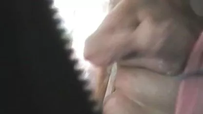 Joven y sexy amante del bdsm encadenado a un esclavo sexo caliente en vivo y se burla de su polla