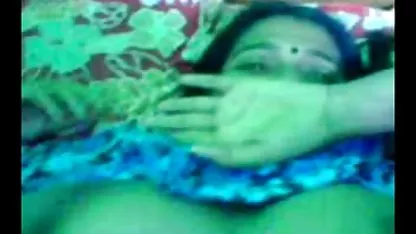 La erótica. Una perra de látex sacudió la cabeza de adolecentes ardientes xxx un esclavo con una película negra y estrangula a su
