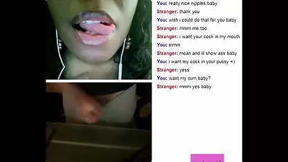 Belleza en sexo caliente entre hombre y mujer medias de red apasionadamente digitación su coño afeitado