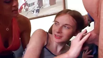 Ruso chica se chicas calientes haciendo sexo masturba con una berenjena grande