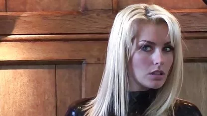 Caliente puta joven videos pornos súper calientes decidió a bailar un striptease delante de una webcam para mostrar al público sus deliciosos encantos