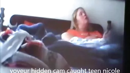 El macho inserta su videos xxx maestras calientes torcida polla entre las tetas de una puta joven