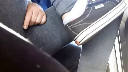 Chick se acaricia calientes xxx hd el coño con los dedos