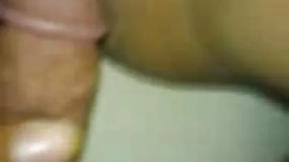 Para cabrear a su marido, que llevó a la perra de sexo caliente trio la casa, llamó a él a través de una video llamada y empezó a follar delante de él con algún tipo de organizador
