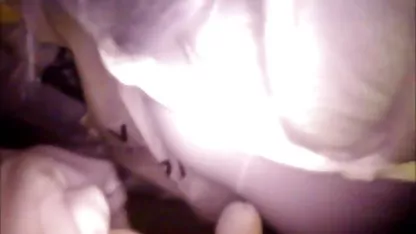 El estudiante se sentó en el escritorio del profesor y comenzó quiero ver videos de sexo caliente a masturbarse delante de la maestra