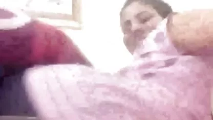Una tímida chica intenta a sí misma videos rubias calientes en el porno