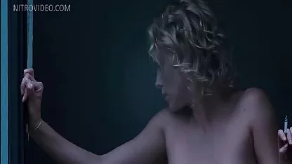 Morena en las canalporno caliente medias se masturba en la cama