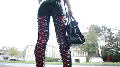 Bastante bebé no acaba de despegar pantalones cortos en la parte delantera de un enigmático hombre y suavemente acaricia su polla con la lengua de color rosa, después de un mujeres cachondas teniendo sexo par de minutos que tiene su duro en su culo grande y profundo