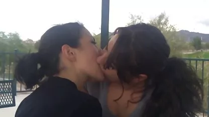 Sexy lesbianas Riley Reid xnxx negras calientes y Ashley con lenguas acaricie suavemente el coño