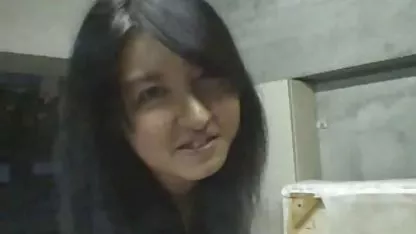 Sarochka con grandes tetas follada sexo trio caliente en el suelo