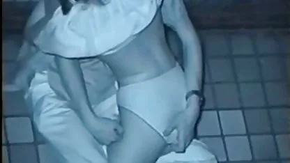 Esto no es sólo una mamada con algún tipo de suaves cachetes, es un profundo y duro succión, durante el cual la morena tiene que trabajar duro para tragar el barril de longitud completa videos trios calientes