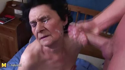 Perra joven en los video de seso caliente guantes se la follan en apretado anal