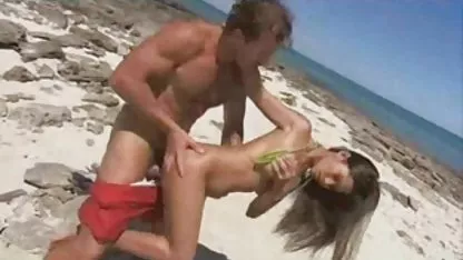 Muy hermosa mujer Asiática posa delante chat caliente cam de la cámara para una famosa revista.