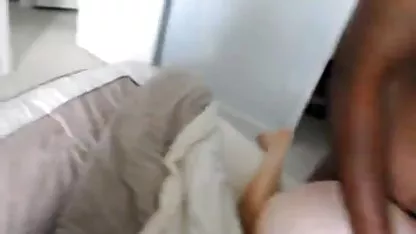 Jóvenes lesbiana seduce a un hot caliente xxx joven novia con una manzana y le lame el coño