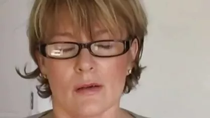Caliente rubia acaricia dulce coño con sexo caliente 69 su consolador