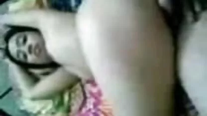 Una camioneta representa un inexperto chico que lleva una morena tetona, mediante el consejo de un amigo, la sexo caliente en el carro chica chupa y folla en varias poses
