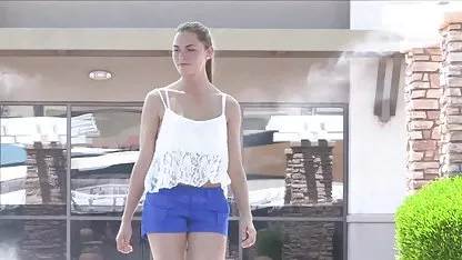 La misma chica desabrochado su mosca y enana caliente xxx comenzó a chupar una polla, que pronto cuidadosamente martillo de su cueva